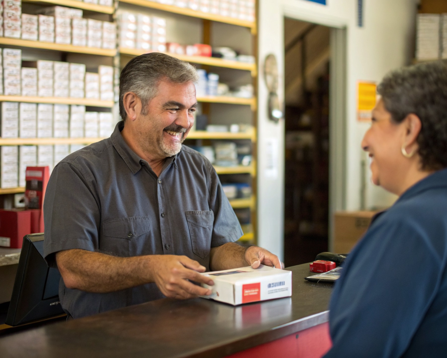 Atención al cliente en el mostrador de recambios