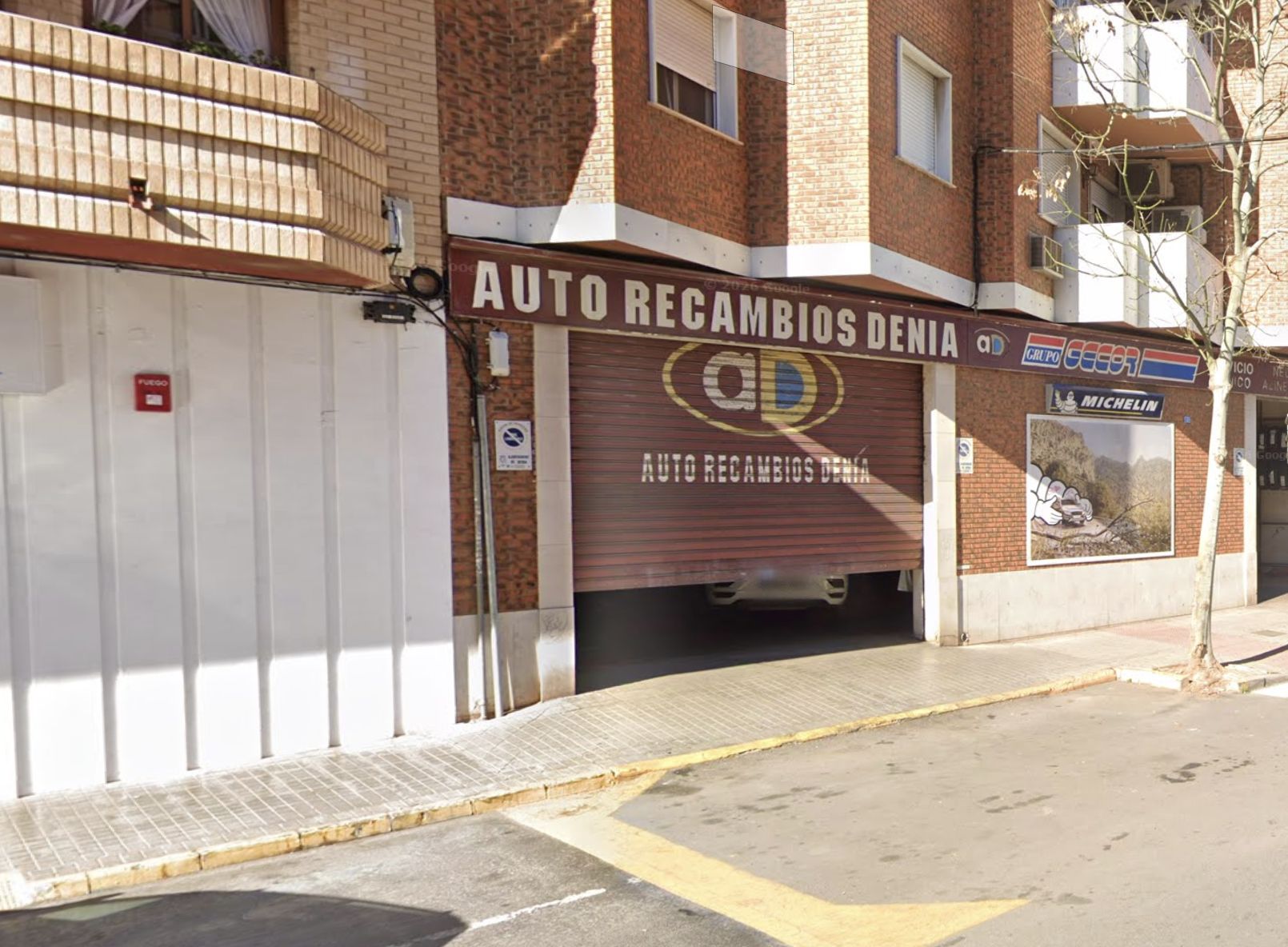 Fachada de Auto Recambios Dénia en la Calle Teulada 2